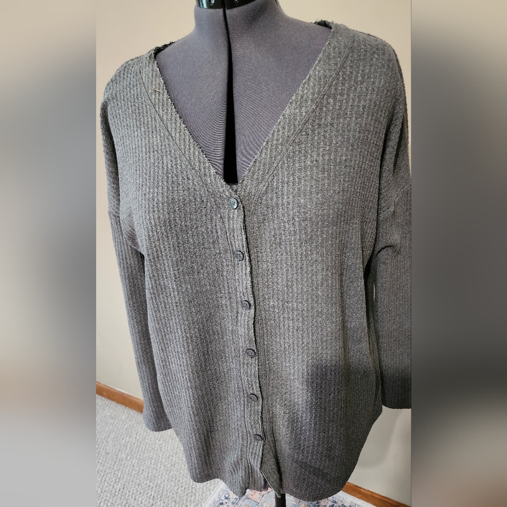 Isaac Mizrahi Gray Cardigan with V-Neck and Long Sleeves